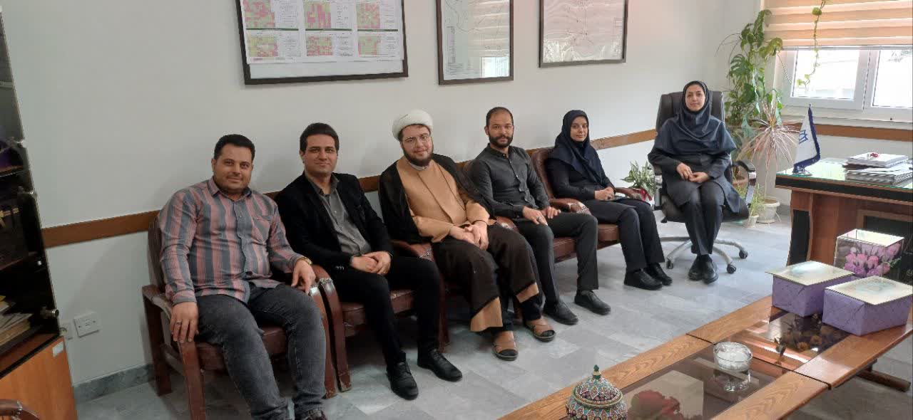 تجلیل از کارکنان پیشرو در مسیر جوانی جمعیت در مرکز بهداشت شهرستان رزن 
